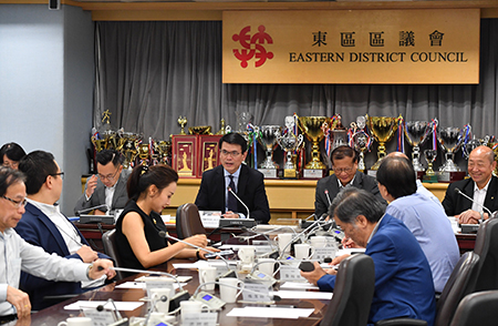 商務及經濟發展局局長邱騰華（中）今日（六月十四日）到訪東區，並與東區區議會議員會面，聽取他們對地區事務的意見。